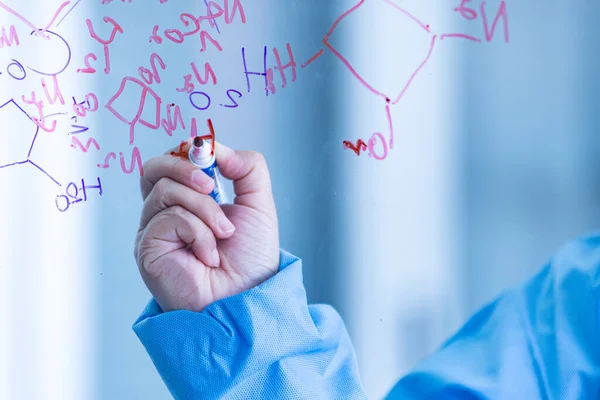 Forskarna Kemisterna Upptäcker Den Kemiska Formeln Skriva Whiteboard Laboratorium Forskaren — Stockfoto