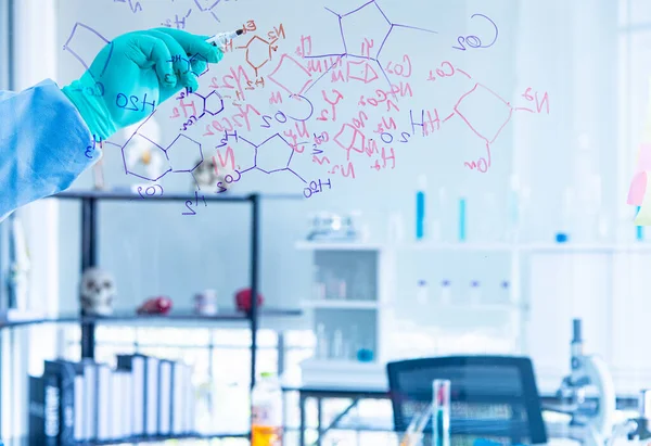 Forskarna Kemisterna Upptäcker Den Kemiska Formeln Skriva Whiteboard Laboratorium Forskaren — Stockfoto