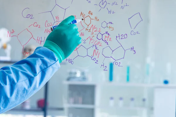 Forskarna Kemisterna Upptäcker Den Kemiska Formeln Skriva Whiteboard Laboratorium Forskaren — Stockfoto