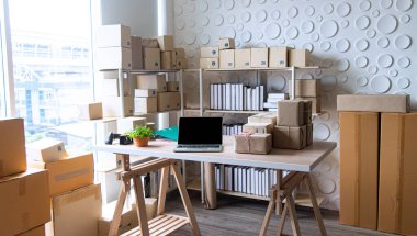 Sme çevrimiçi işleri için malzemeler, teslimat işi dizüstü bilgisayarı, barkod, kutular, hisse senetleri ve paketlerdeki ürünleri kontrol etmek. Ev ofisinde çalışan küçük işletmeler..