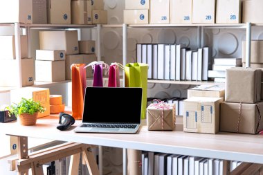 Sme çevrimiçi işleri için malzemeler, teslimat işi dizüstü bilgisayarı, barkod, kutular, hisse senetleri ve paketlerdeki ürünleri kontrol etmek. Ev ofisinde çalışan küçük işletmeler..