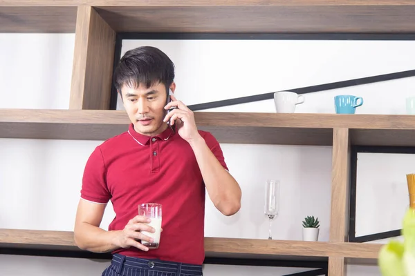 Homem Asiático Inteligente Jovem Saudável Com Camiseta Vermelha Casual Tendo — Fotografia de Stock