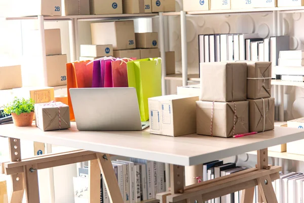 Çevrimiçi pazarlama veya Alışveriş çevrimiçi iş konsepti ve kutu ambalajı, alışveriş çantası, lojistik servis yoluyla müşteriye teslim edilmesi için paket kutusu, başarılı girişim Sme işi