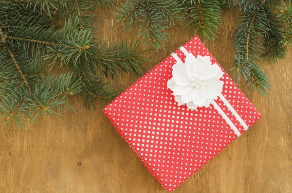 Geschenkbox mit weißer Blume. — Stockfoto