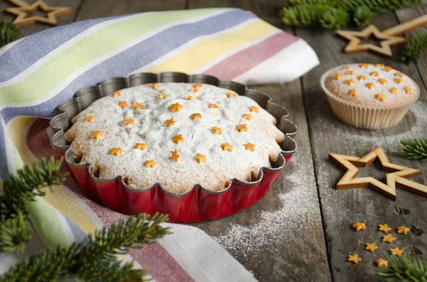 Σπιτική πίτα και muffin πασπαλισμένα με ζάχαρη άχνη και δι — Φωτογραφία Αρχείου