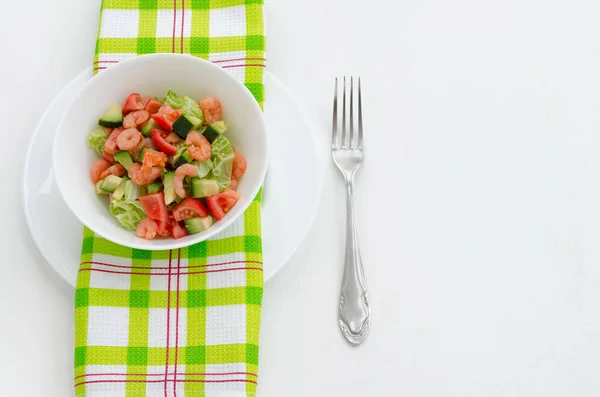 Avocadosalat mit Garnelen und Gemüse — Stockfoto