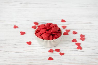 Cupcakes için formunda kırmızı kalpler vardır