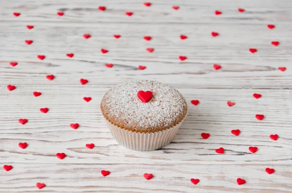 Muffin διακοσμημένο με κόκκινες καρδιές — Φωτογραφία Αρχείου