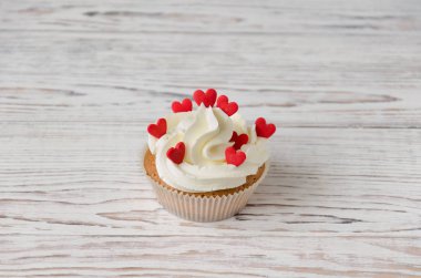 Kalpleri ile dekore edilmiş cupcake