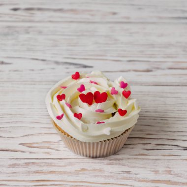 Kalpleri ile dekore edilmiş cupcake
