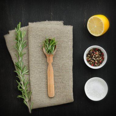 Rosemary ile tahta kaşık ve baharatlar