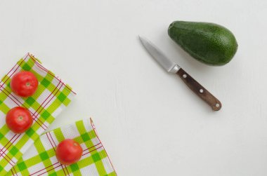 İki havlu, avokado ve domates