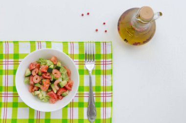 Sebze, avokado ve karides salatası