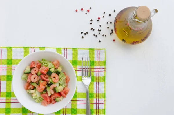 Salat mit Garnelen, Avocado und Gemüse — Stockfoto