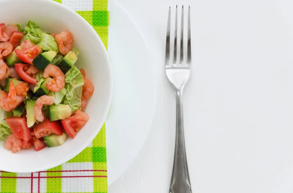 Avocadosalat mit Garnelen und Gemüse — Stockfoto