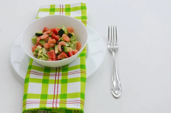 エビと野菜とアボカドのサラダ — ストック写真