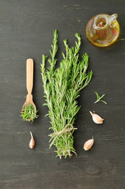 Biberiye sarımsak ve zeytinyağı ile demet