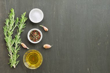 Biberiye sarımsak, zeytinyağı ve baharatlar ile demet