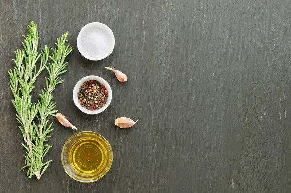 Biberiye sarımsak, zeytinyağı ve baharatlar ile demet