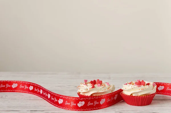 Δύο cupcakes με διακόσμηση καρδιά — Φωτογραφία Αρχείου