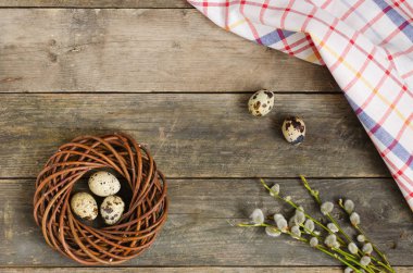 Çelenk ile üç bıldırcın yumurtası