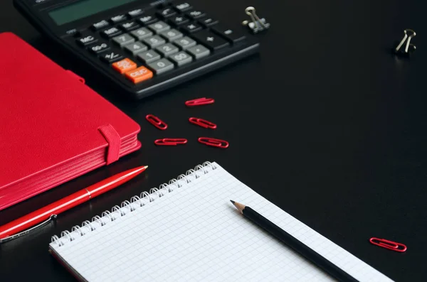 Schreibtisch mit Notizbuch, Taschenrechner, Stift und Bleistift — Stockfoto