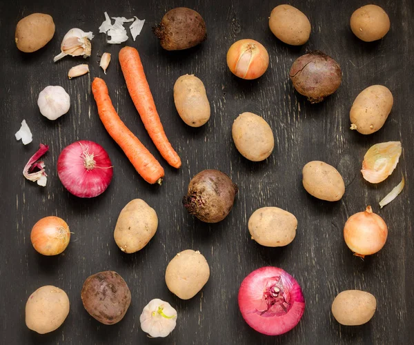 Koyu arkaplanda farklı sebzeler