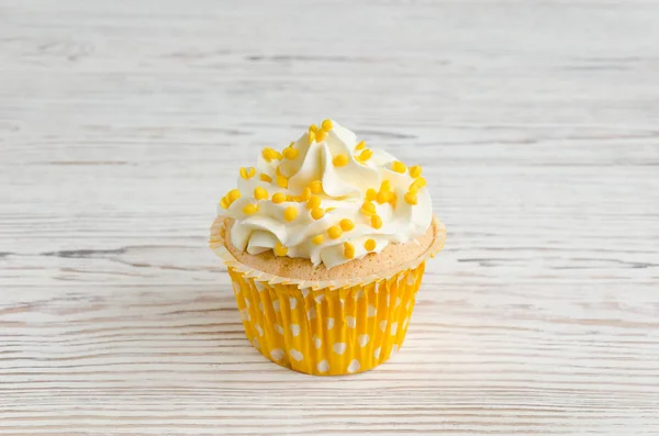 Cupcake decorado con decoración culinaria amarilla — Foto de Stock
