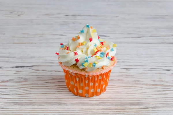 Cupcake decorado con colorida decoración culinaria — Foto de Stock