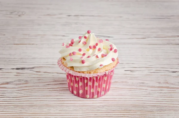 Cupcake decorado con una decoración culinaria rosa — Foto de Stock