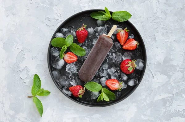 Çikolatalı dondurma çilek ile