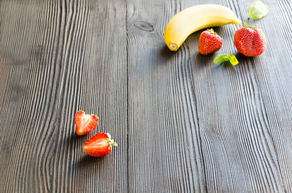 Aardbei en banaan - ingrediënten voor smoothies — Stockfoto