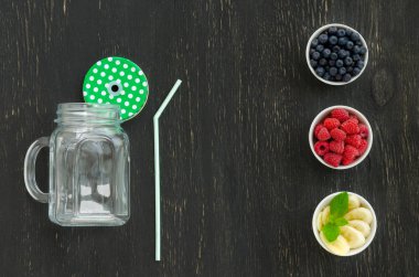 Yaban mersini, muz ve ahududu kavanoza ile güler yüzlü için malzemeler