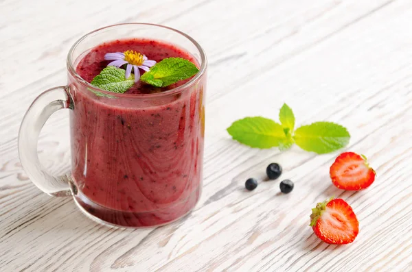 Yaban mersini, muz ve çilek ile güler yüzlü