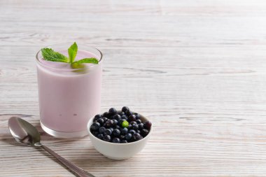 Ev yapımı böğürtlenli yoğurt