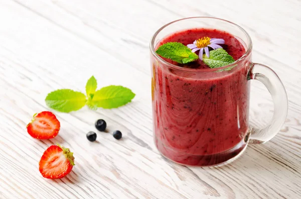 Batido con arándanos, plátano y fresa — Foto de Stock