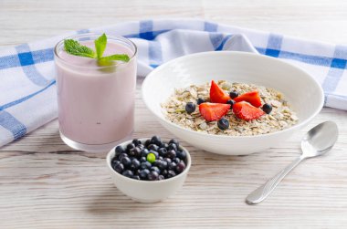 Sağlıklı Kahvaltı, müsli, yoğurt ile çilek
