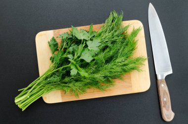 Bıçak ile kesme tahtası üzerinde taze maydanoz