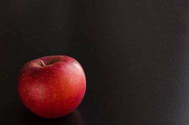Siyah arka plan üzerine bir Kırmızı elma
