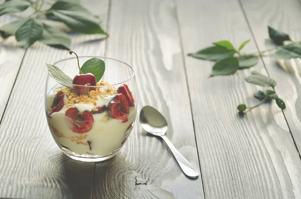 Yoghurt med müsli och körsbär i glas — Stockfoto