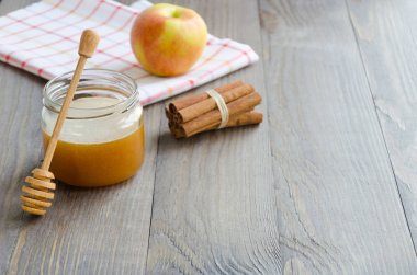 Tatlım kavanoz, sopa, tarçın ve Kırmızı elma tatlım