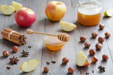 Bal bal sopa, tarçın, fındık, elma ve baharatlar ile kase