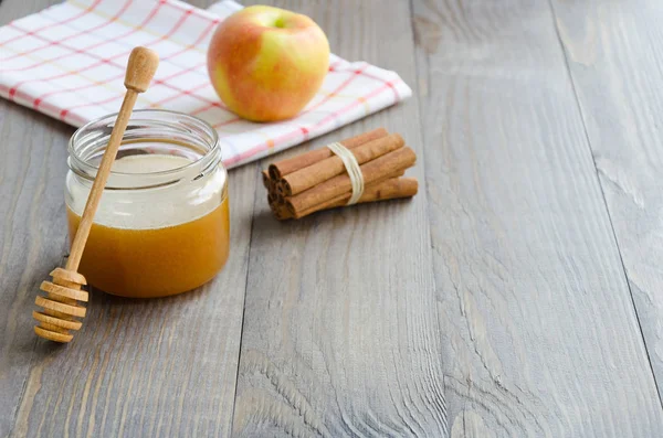 Tatlım kavanoz, sopa, tarçın ve Kırmızı elma tatlım