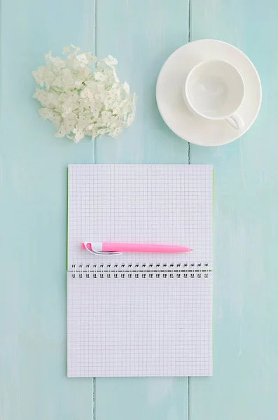Otevřít poznámkový blok s růžové pero, coffeecup a hortenzie — Stock fotografie