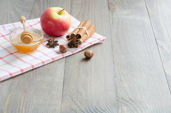 Tatlım, tatlım sopa, tarçın, fındık ve Kırmızı elma kase