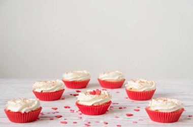 Kalp dekorasyon ile cupcakes