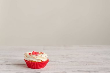 Kalp dekorasyonu ile cupcake