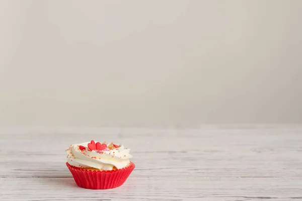 Kalp dekorasyonu ile cupcake