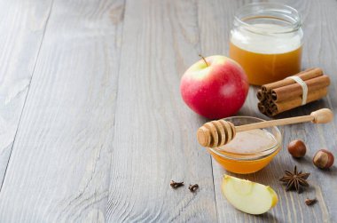 Tatlım, tatlım sopa, tarçın, fındık ve Kırmızı elma kase