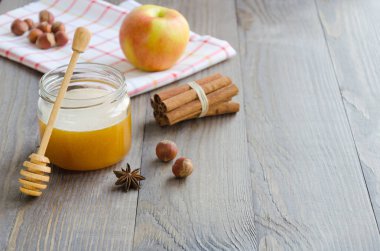 Tatlım, tatlım sopa, tarçın, fındık ve Kırmızı elma kavanoz